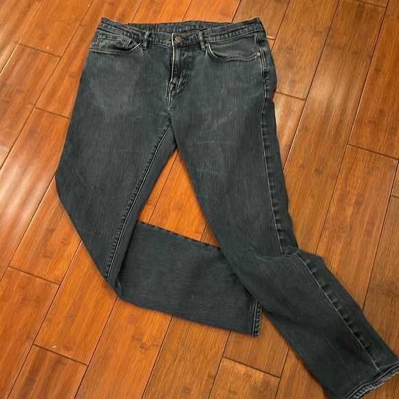 Burberry jeans slim fit size 35 waist 32 length blue jeans gently used.